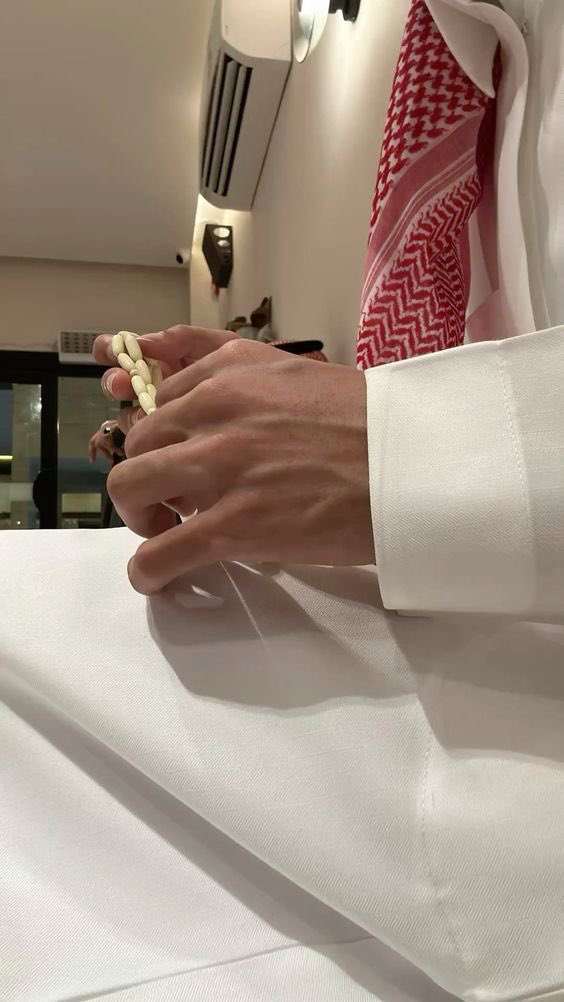لي نفس ماني معودها على الذله
تشوم عن داني الحـاجـات وتعيّي