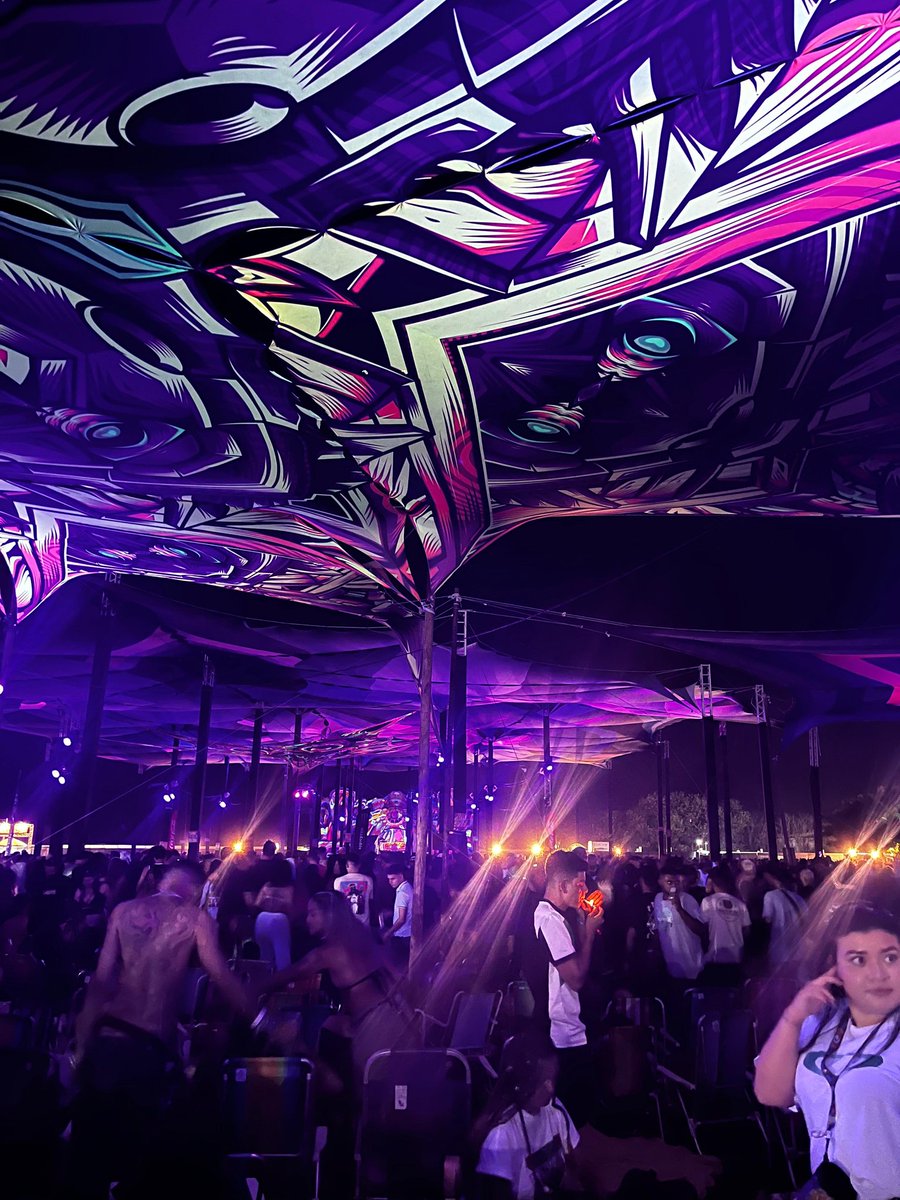 A noite em seu estado mais psicodélico...