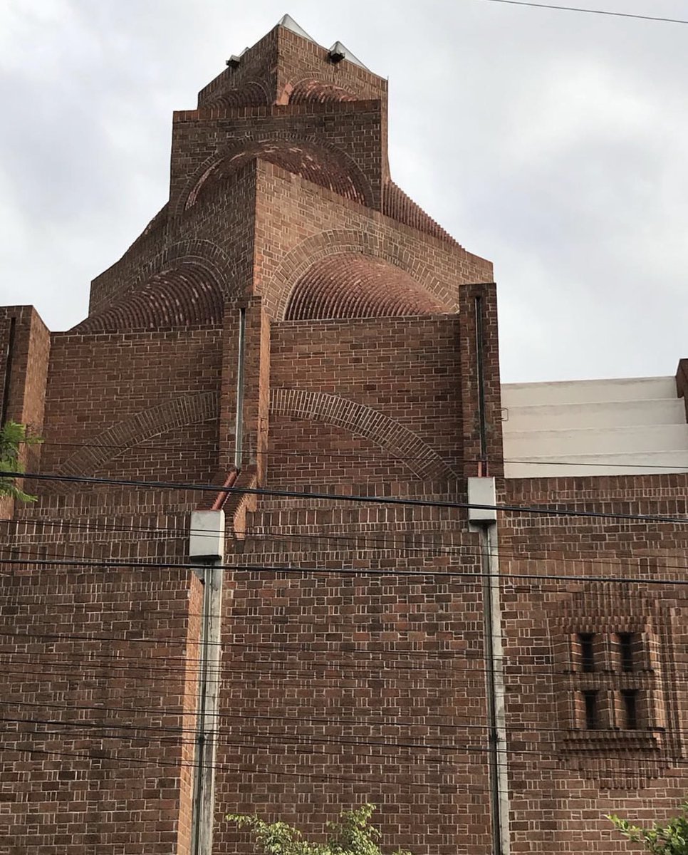 hectorvelazhv's tweet image. Esta iglesia fue diseñada por Carlos Mijares Bracho en lomas de Chapultepec , fue mi maestro en la UNAM, el manejo de tabique es espectacular