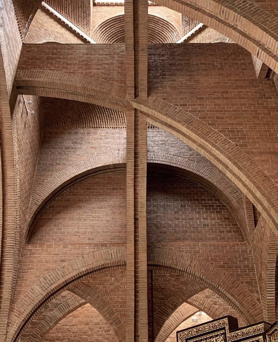 hectorvelazhv's tweet image. Esta iglesia fue diseñada por Carlos Mijares Bracho en lomas de Chapultepec , fue mi maestro en la UNAM, el manejo de tabique es espectacular