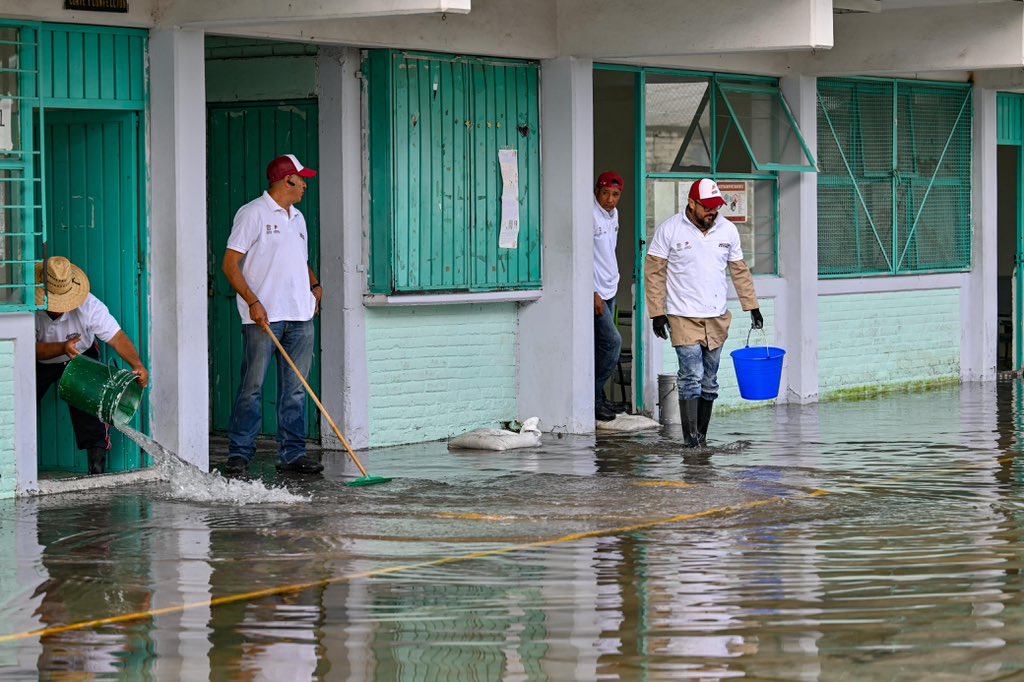 horacioduarteo's tweet photo. Por instrucción de nuestra Gobernadora @delfinagomeza, acudimos al municipio de #Nezahualcóyotl para realizar un recorrido de supervisión de las acciones que los tres órdenes de gobierno hemos implementado en coordinación tras las lluvias atípicas de este fin de semana. 

En el sitio se encuentran 22 equipos especializados atendiendo las afectaciones en calles y viviendas.