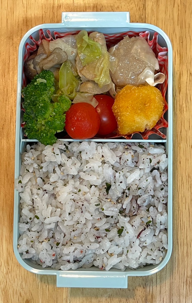 娘のお弁当作り288日目。

早く帰って子供の夕飯を作りたいが、仕事が終わらず「適当なご飯」という日が増えてる。反省…😣仕事の担当地区が倍になったしなぁ😫

今日の献立は、豚バラしめじ炒め・クリームコロッケ・焼売・🍅と🥦

#お弁当記録 
#お弁当
#弁当記録
#男の料理
#お弁当作り楽しもう部