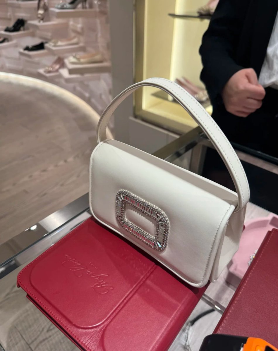 sierrablake009's tweet photo. Discover the elegance of simplicity with this white purse, complemented by striking red and black accents. It's the perfect statement piece for any occasion. What’s your go-to accessory for a pop of color? #StyleInspo #PursePerfection #Fashionista https://t.co/jDTzPB7qrZ