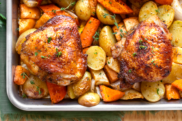 BSwirlsi's tweet photo. Dollar stretching my grocery money. Sheet Pan Roasted Chicken thighs and Veg Medley Supper. Tommorow, I take the leftovers and make Chicken Veggie Soup. I used Cauliflower, Potatoes and Green beans for the veg.  #StretchthosePennies #EatwellforLess https://t.co/J6jO7edZOt
