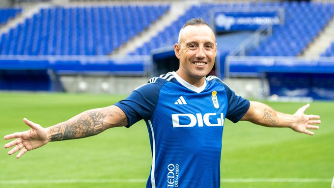 🗣️ Santi Cazorla on returning to his boyhood club Real Oviedo: "I would play for free, but you’re not allowed.

They made a good offer. My wife said: No, no, you’re not going to Oviedo to earn, you’re going home to enjoy it, to help, to give.

I called my agent: ‘I don’t want any