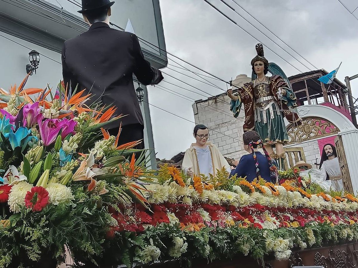 Totonicapán celebra su feria en honor a San Miguel Arcángel

Con una procesión que recorrió las calles del municipio y otras actividades realizadas por estudiantes como una exposición de manualidades con material reciclable, pobladores celebran su feria titular.

📷Imelda Tax