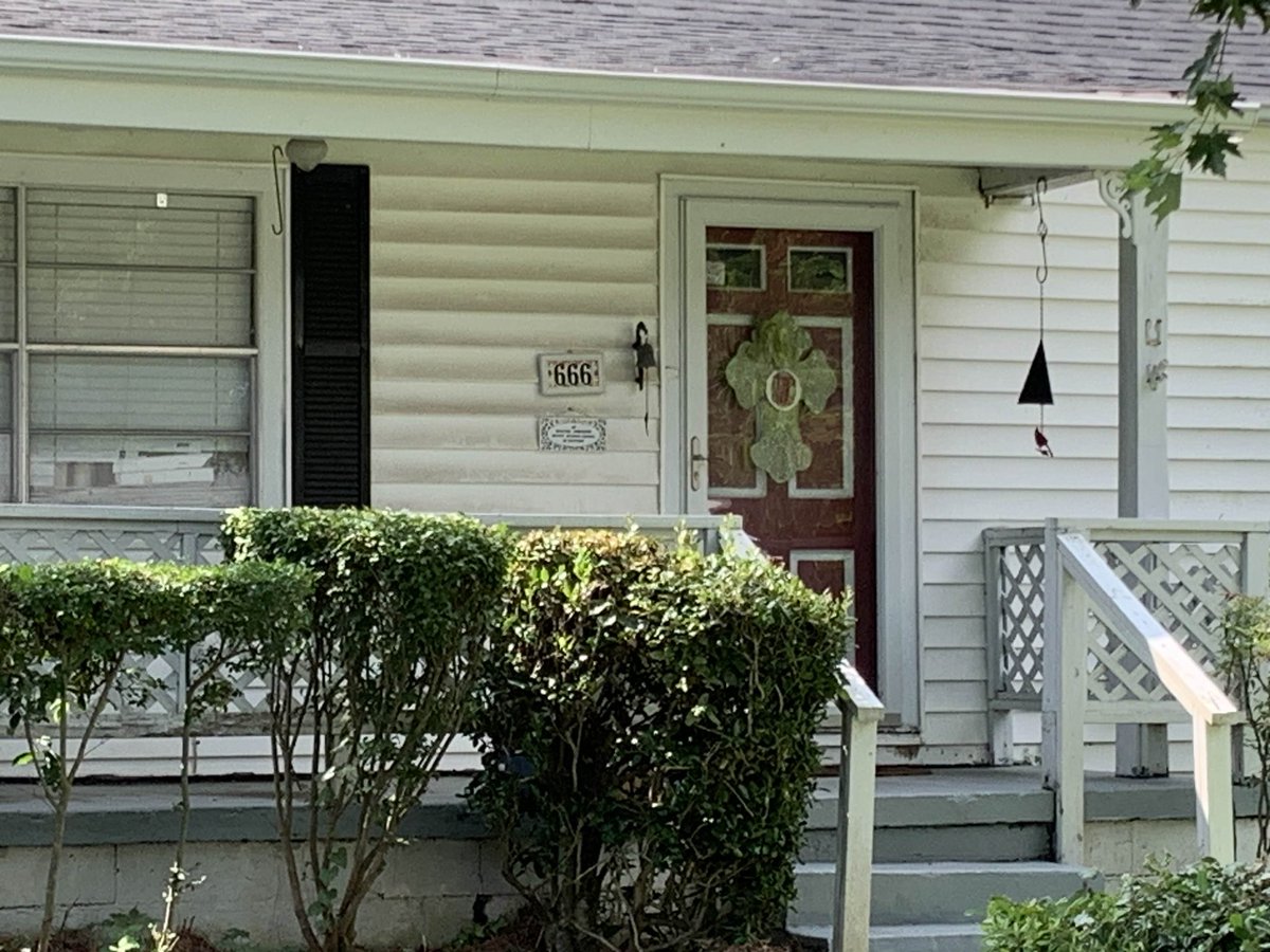 _ze_mole's tweet photo. I had found Satan’s house. #fyp #meme #RealEstate #satanic https://t.co/8r9yjNIQ07