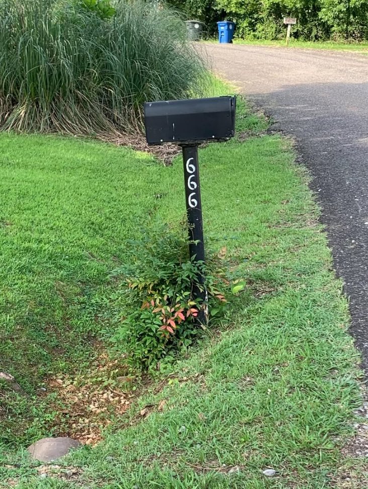 _ze_mole's tweet photo. I had found Satan’s house. #fyp #meme #RealEstate #satanic https://t.co/8r9yjNIQ07