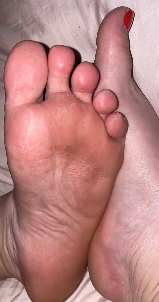 TastieToes33's tweet photo. Oh no, dirty #soles, looks like i stepped in some res tbh. Lol 💨 #gooner #footfetısh #tastietoes #toes https://t.co/eSkP2X6ALP