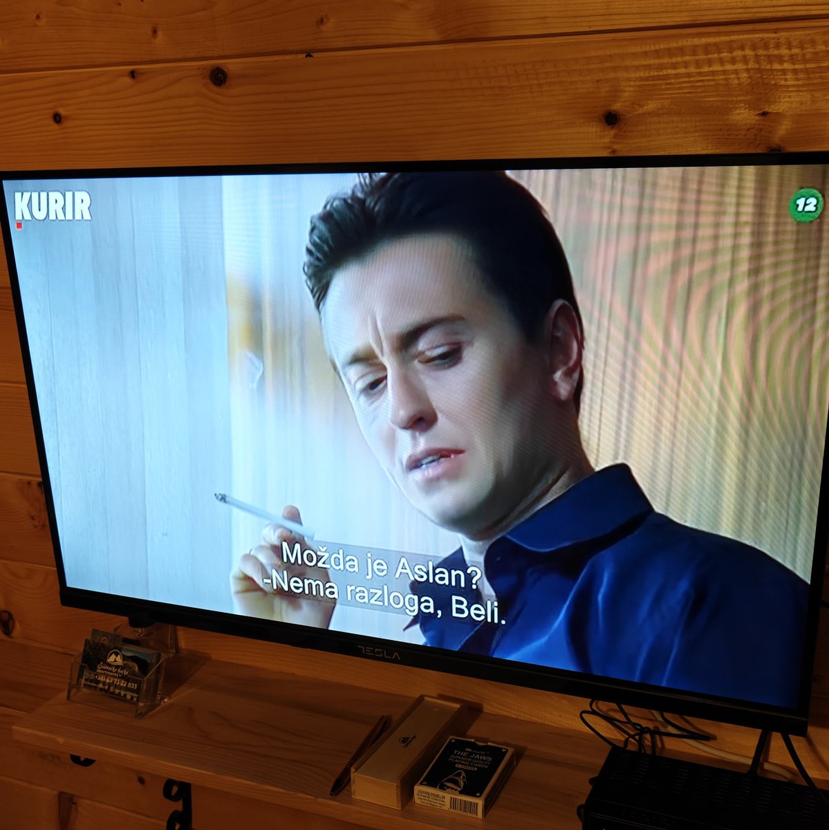 Приезжаешь. Включаешь телевизор и Оо