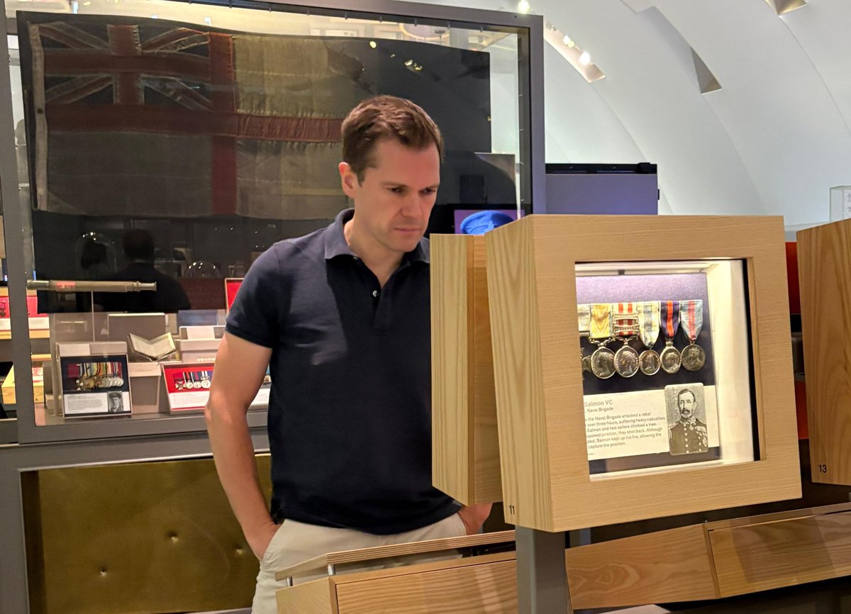 RobertJenrick's tweet image. The Imperial War Museum has decided to close the gallery that has the largest collection of Victoria Crosses in the world.

It took 40 years for @LordAshcroft to build this collection of over 200 VCs and a smaller one of George Crosses.

They are the highest gallantry awards that…