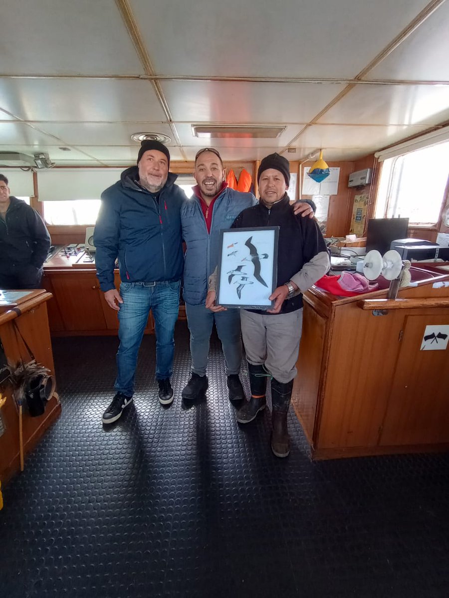 AvesArgentinas's tweet photo. 🌊🐦 El Programa Marino de Aves Argentinas reconoció a Rito Ojeda, contramaestre del Ventarrón I de Iberconsa S.A, con el premio Amigo de las Aves Marinas.

Su compromiso con las buenas prácticas pesqueras inspira a toda la industria. 👏💙
#PescaResponsable #AvesMarinas https://t.co/rO25EEoSW9