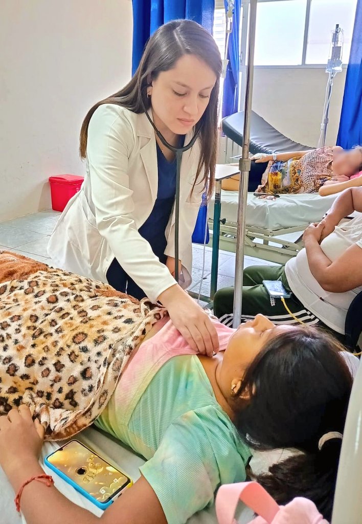 DPS_LosRios's tweet photo. #Guayas | Dentro de su cartera de servicios, el Hospital Básico Playas cuenta con las especialidades de pediatría, cirugía, medicina interna y ginecología. Desde enero hasta agosto de 2025, esta unidad operativa registra 5601 atenciones, beneficiando a más de 68 mil habitantes. https://t.co/QwbW4qpMJ6