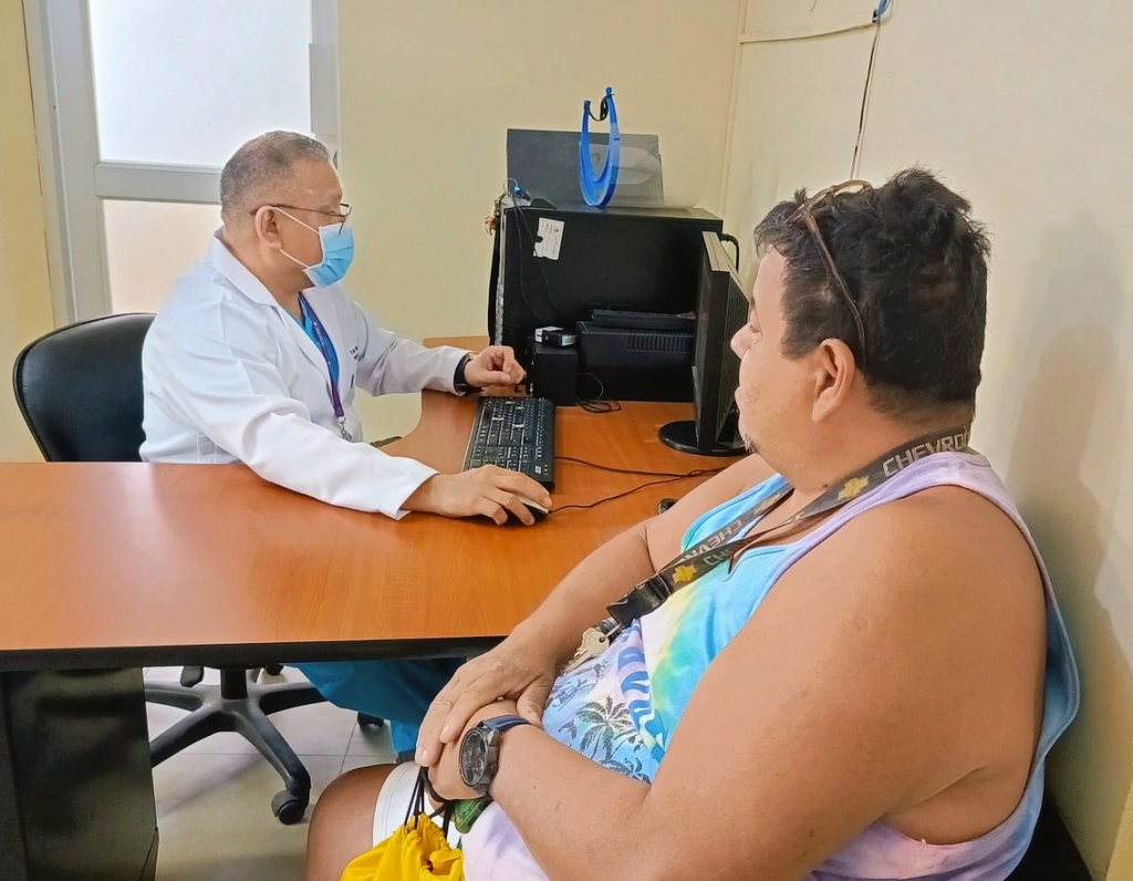 DPS_LosRios's tweet photo. #Guayas | Dentro de su cartera de servicios, el Hospital Básico Playas cuenta con las especialidades de pediatría, cirugía, medicina interna y ginecología. Desde enero hasta agosto de 2025, esta unidad operativa registra 5601 atenciones, beneficiando a más de 68 mil habitantes. https://t.co/QwbW4qpMJ6