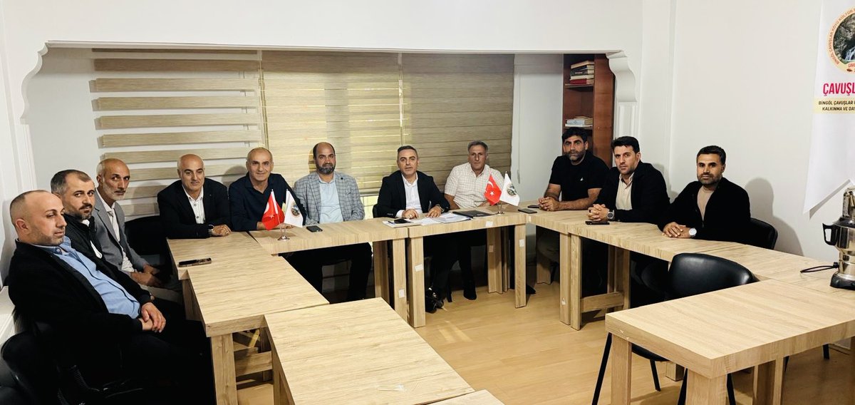 CavuslarD's tweet photo. Bu akşam yürütme kurulumuzla aylık toplantımızı gerçekleştirdik! 
2018’den bu yana köyümüzün her ailesinden temsilcilerle güçlü bir yapı kurduk. 🤝
Ortak geleceğimizi istişareyle şekillendiriyor, eğitimden spora kültürel buluşmalara kadar yeni projelerle yolumuza devam ediyoruz. https://t.co/pLAlyUZnmk