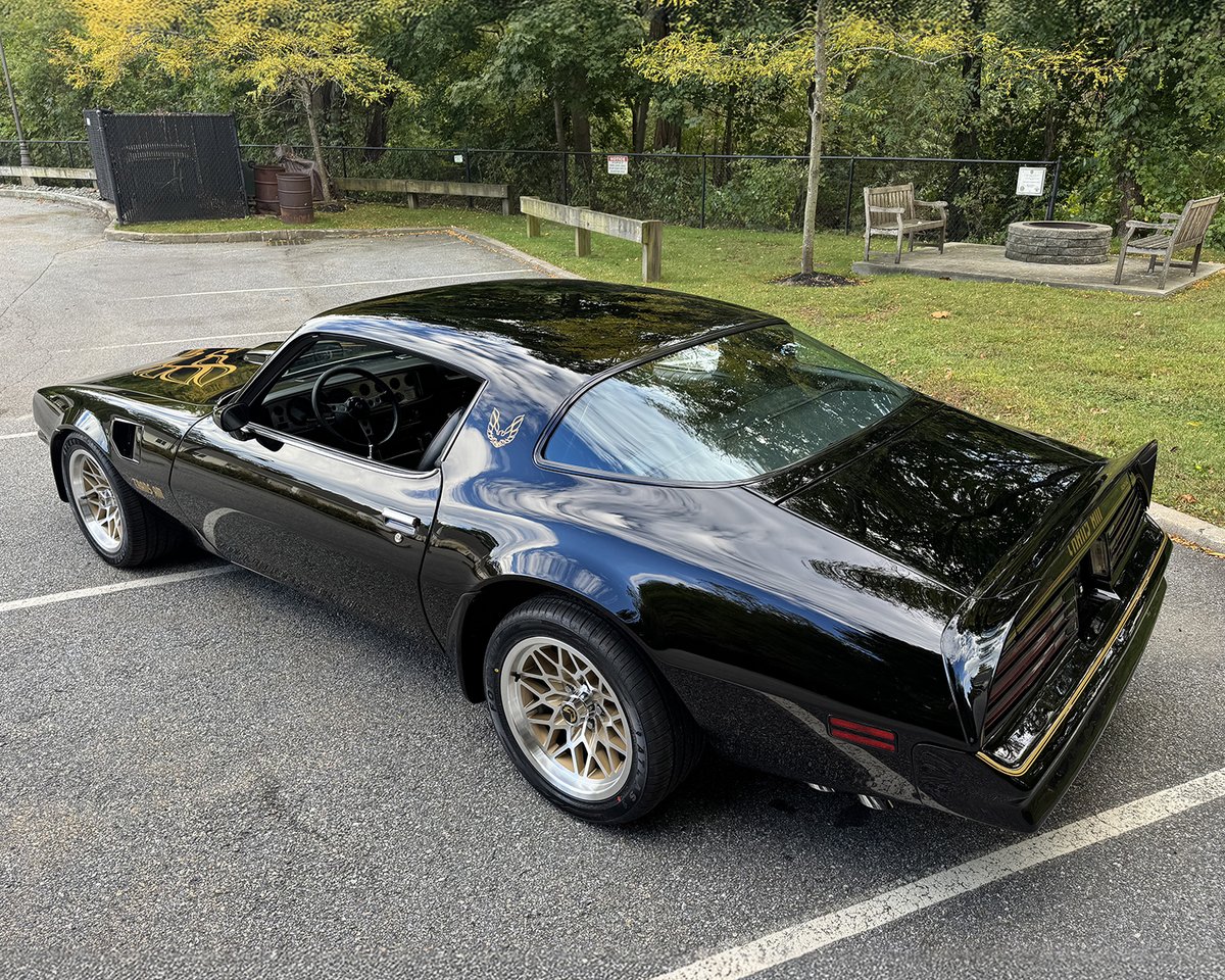 Barrett_Jackson's tweet image. Screaming chicken! This factory Starlight Black 1977 Pontiac #Firebird #TransAm is powered by its matching-numbers Z-code 400 #Pontiac engine and backed by a 3-speed automatic. 
Learn more: bit.ly/AZ25TW-1977Pon…