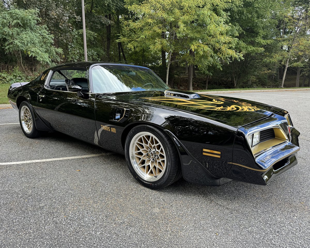 Barrett_Jackson's tweet image. Screaming chicken! This factory Starlight Black 1977 Pontiac #Firebird #TransAm is powered by its matching-numbers Z-code 400 #Pontiac engine and backed by a 3-speed automatic. 
Learn more: bit.ly/AZ25TW-1977Pon…