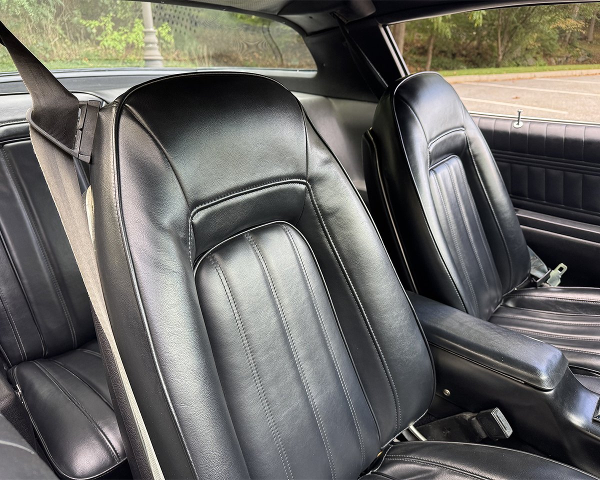 Barrett_Jackson's tweet image. Screaming chicken! This factory Starlight Black 1977 Pontiac #Firebird #TransAm is powered by its matching-numbers Z-code 400 #Pontiac engine and backed by a 3-speed automatic. 
Learn more: bit.ly/AZ25TW-1977Pon…