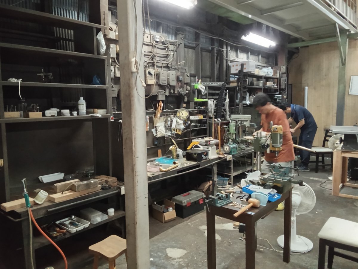 白山町の広大な敷地の工場から、ご覧のような普通の町工場サイズに移転作業途中なのですが、木管楽器なら大きな管楽器も作れるんです。
＃管楽器メーカー