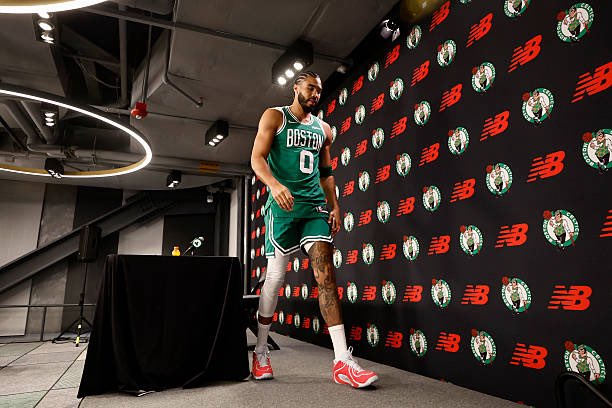 KWAPT's tweet photo. JT rocking his 4th signature shoe the Tatum IV: https://t.co/4lM4tOrfyH