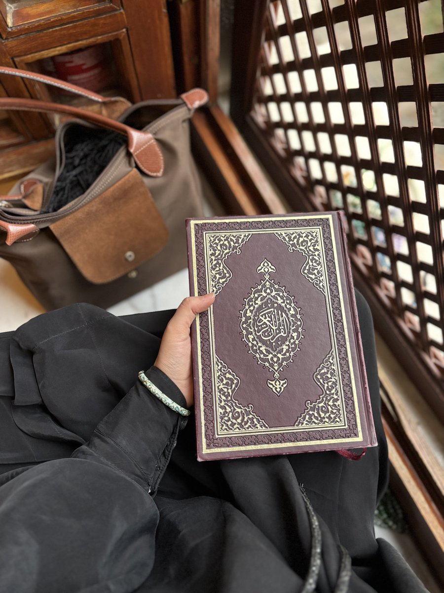 bir derdi,
vapur koltuğunda
günün doğumunda
caminin penceresinde
ve sözlerini tekrarlamakta
hafifleten Rabbe hamdolsun.