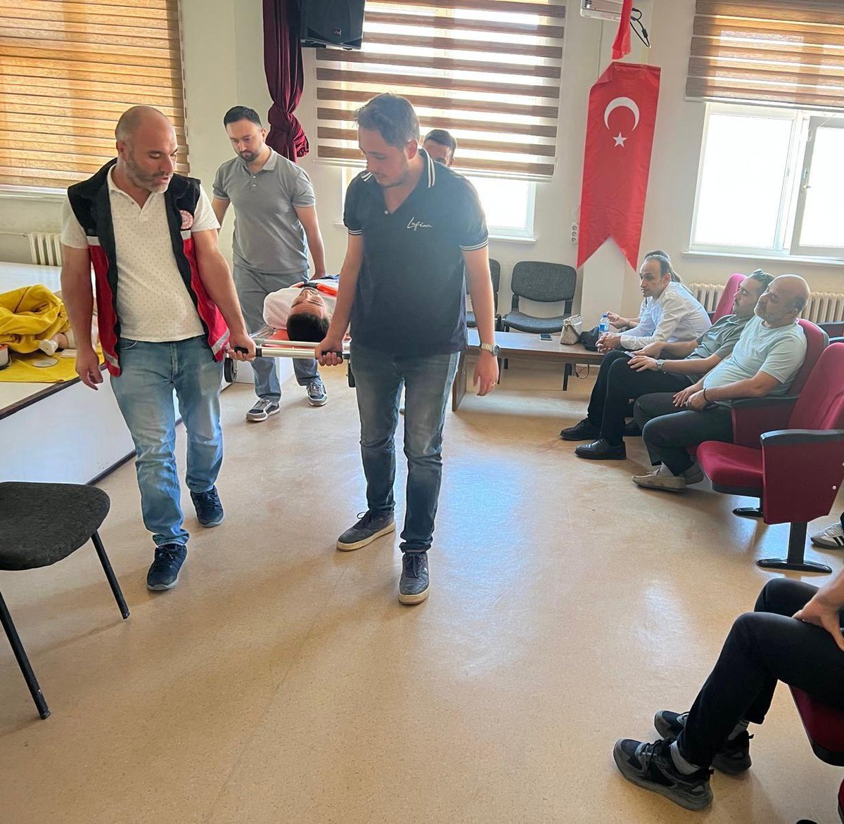 Hakkari_MEM's tweet photo. 📍 # Hakkâri / Derecik

🚑 Okullarımız, ilk yardım bilen öğretmenlerimizle daha güvende!  👩🏻‍⚕️

🏫 Okullarımızda oluşabilecek ani ve tehlikeli durumlarda, çocuklarımızın güvenliği için öğretmenlerimize ilk yardım eğitimi verilmeye devam ediliyor. 👩‍🏫👨‍🏫

📌 İlk yardım hayatımızın her alanında ve zaman kaybetmeden yapılan müdahale, hayat kurtarır.🩹

@tcmeb @Yusuf__Tekin @alicelik_64 @HakkariValiligi @meb_dhgm @omurfatih @mebisgb @ozkan_meb @nrtttin_ylmz  @OktayKzlk #isg