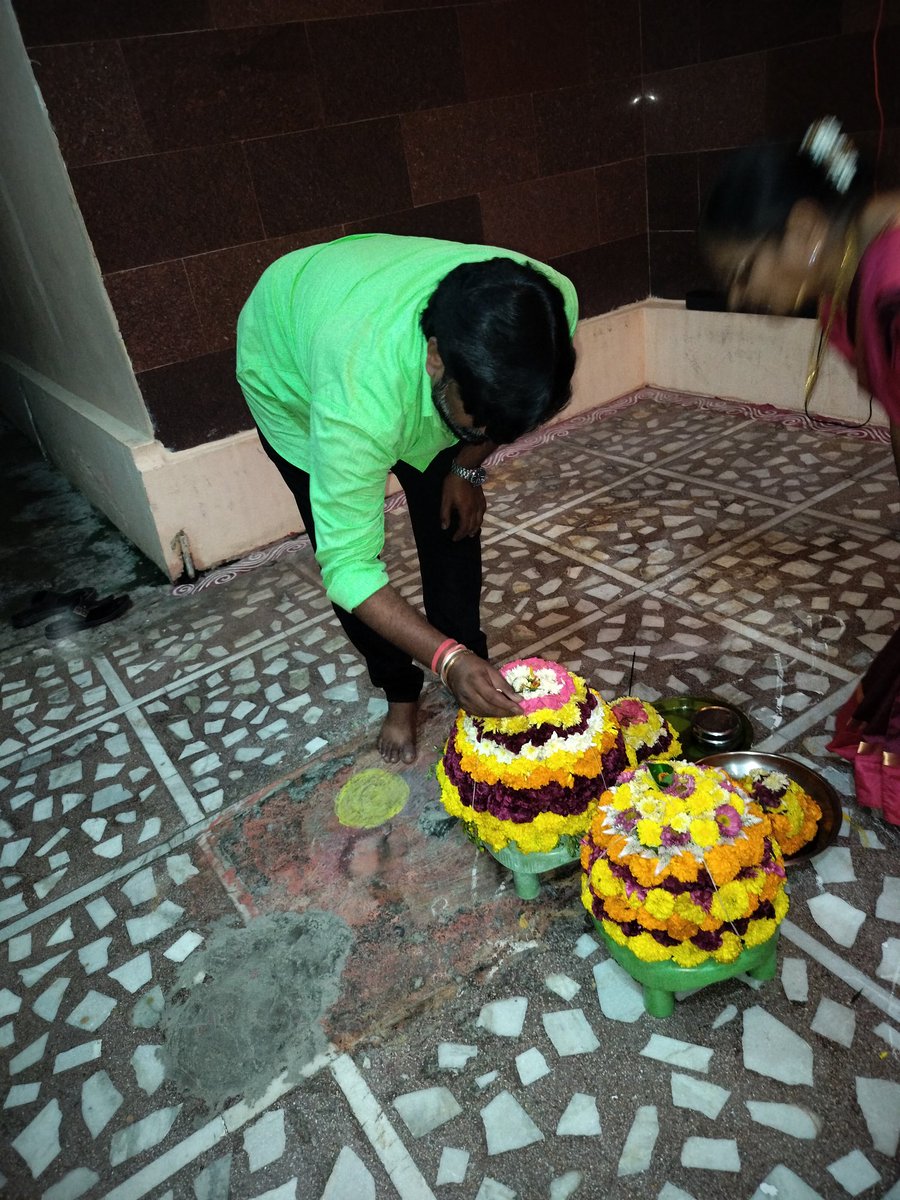 JSPsathishNSK's tweet image. తెలంగాణ రాష్ట్ర పండుగ, తీరొక్క పువ్వులతో జరుపుకునే ఆడపడుచుల పండుగ.. సద్దుల బతుకమ్మ శుభాకాంక్షలు 💐🤝🏼
@JanaSenaParty @PawanKalyan @JSPShatagniTeam @JSPTelangana @JSPshankargoud @RajalingamJSP @itsRamTalluri