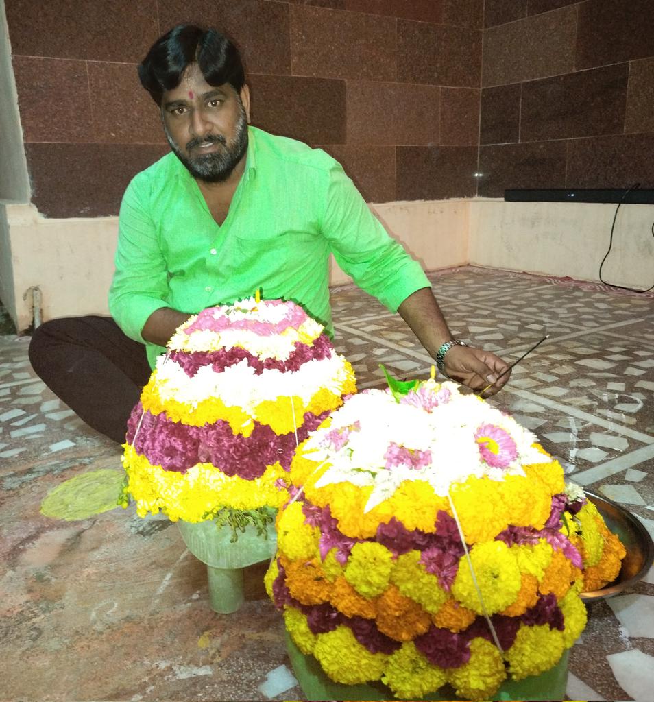 JSPsathishNSK's tweet image. తెలంగాణ రాష్ట్ర పండుగ, తీరొక్క పువ్వులతో జరుపుకునే ఆడపడుచుల పండుగ.. సద్దుల బతుకమ్మ శుభాకాంక్షలు 💐🤝🏼
@JanaSenaParty @PawanKalyan @JSPShatagniTeam @JSPTelangana @JSPshankargoud @RajalingamJSP @itsRamTalluri