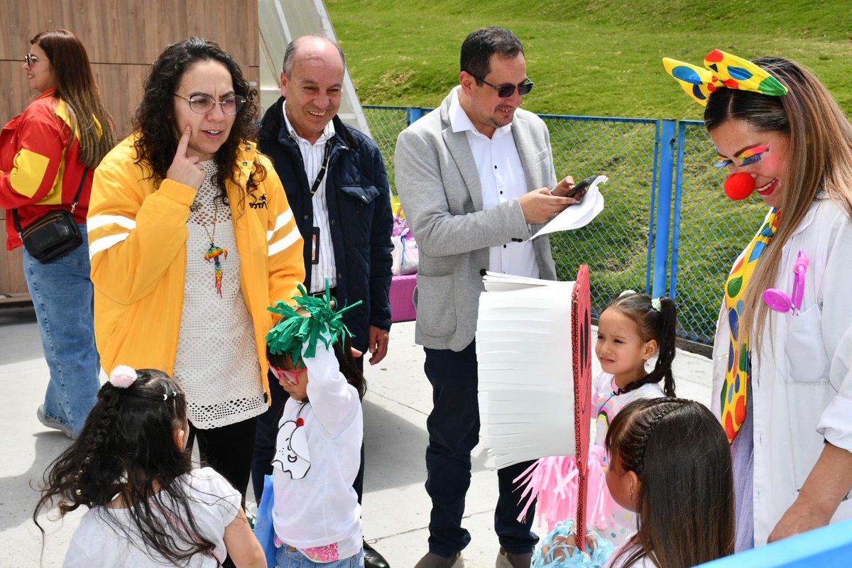 integracionbta's tweet photo. 🦷✨ Hoy dimos inicio a la Semana de la Salud Oral en articulación con @SectorSalud, @Educacionbogota e @idipronbogota desde el Centro Amar Corabastos, promoviendo hábitos de cuidado en niñas, niños y adolescentes. 💛👧👦

#AquíSíPasa #DeLaManoContigo https://t.co/DQawn3ZnfH