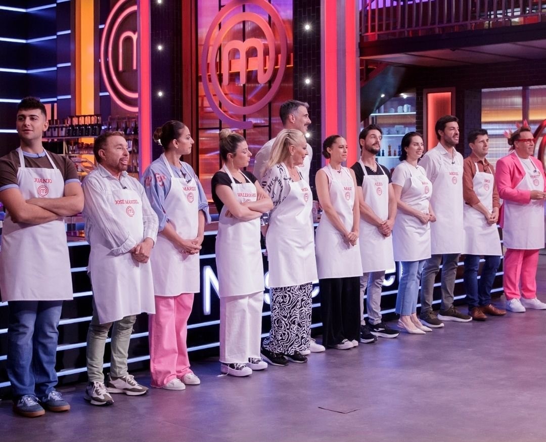 FandeMasterChef's tweet photo. Esta noche #MCCelebrity rinde homenaje al #UnDosTres con @AnabelAlonso_of @Devilisawoman @Mariaescote @Navarrete_Shop #LorenzoCaprile, los aspirantes viajarán al yacimiento de #Atapuerca y visita de @JuanLuisArsuaga @Josietwitteando #GonzaloMiró y @beamchef13 https://t.co/7ErRYG0QNG