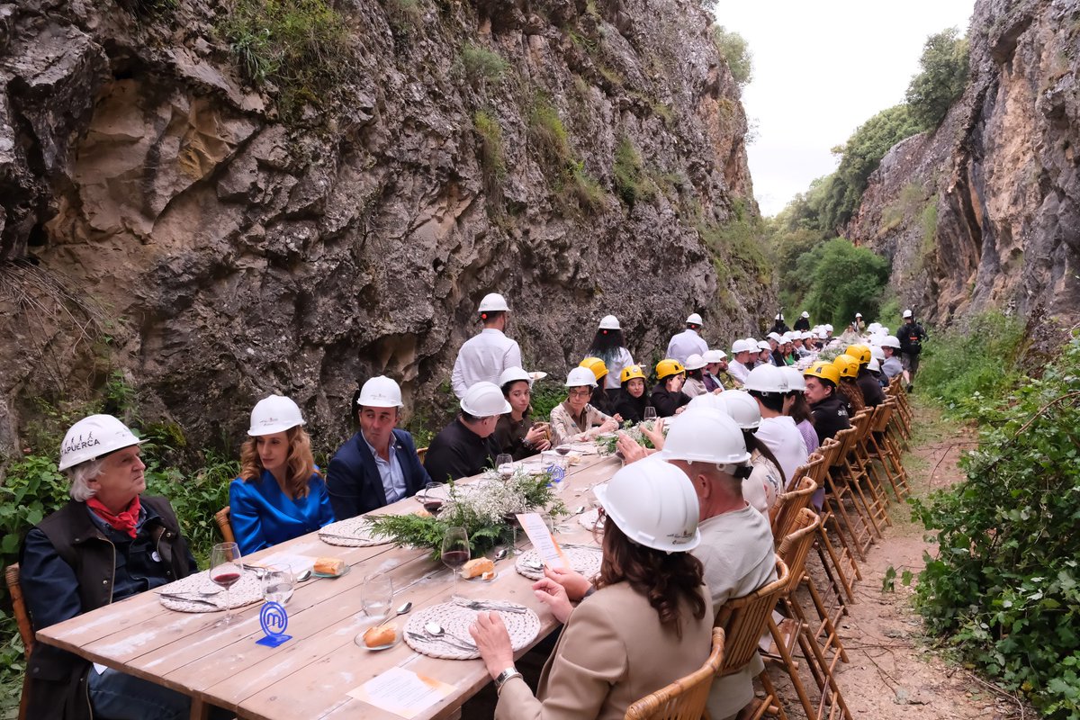 FandeMasterChef's tweet photo. Esta noche #MCCelebrity rinde homenaje al #UnDosTres con @AnabelAlonso_of @Devilisawoman @Mariaescote @Navarrete_Shop #LorenzoCaprile, los aspirantes viajarán al yacimiento de #Atapuerca y visita de @JuanLuisArsuaga @Josietwitteando #GonzaloMiró y @beamchef13 https://t.co/7ErRYG0QNG