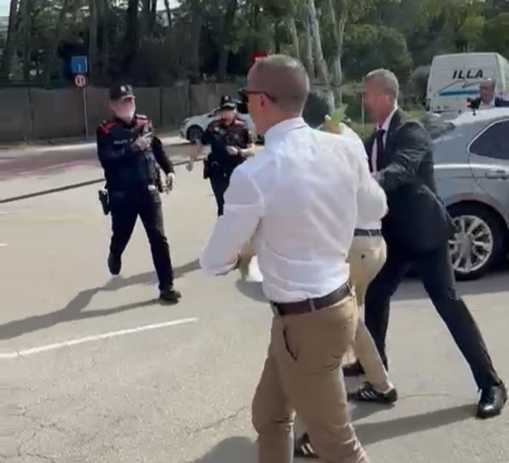 Hoy ha venido el Perro Sánchez a StCugat y le hemos dejado claro que no es bienvenido por traidor.