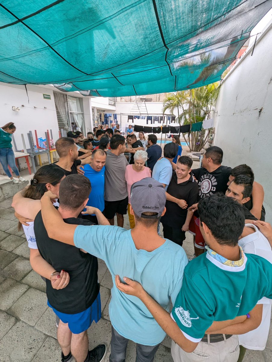 ismazu17's tweet photo. 👉 Inspirar, prevenir y acompañar. Jóvenes de la Fundación Tota Carbajal compartieron esperanza en un centro de rehabilitación con plática, rally y conversatorio. 💪✨ #BienComún https://t.co/lzRu0ZLuvW