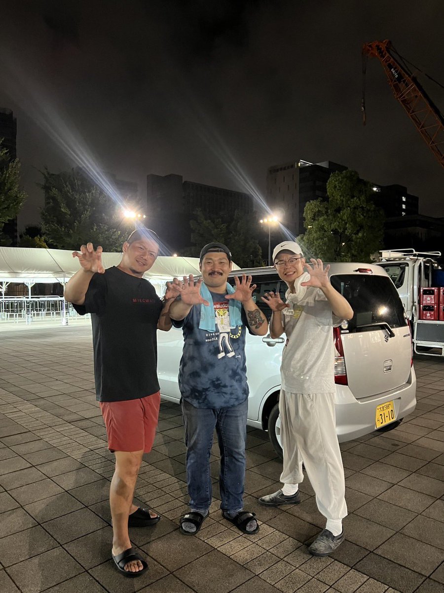 中野ラーメン祭に参加して感じた事

この熱狂をスタッフ全員で肌で感じれた事はとてもいい経験になりました　

手伝ってくれた常連さん達にも本当に感謝してます　

そして何よりスタッフの成長を見れた事が僕の中ではとても嬉しかったです↓