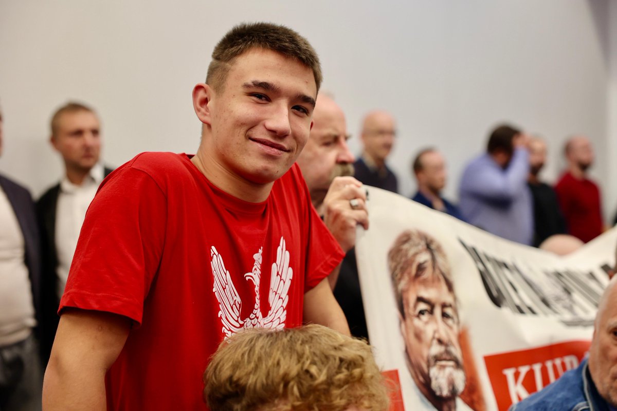 pisorgpl's tweet photo. 🇵🇱 W oczekiwaniu na spotkanie z Prezesem PiS @OficjalnyJK we Wrocławiu! ❤️ Dzięki, że jesteście z nami! #WygrałaPolska https://t.co/QBl0yZFAkW