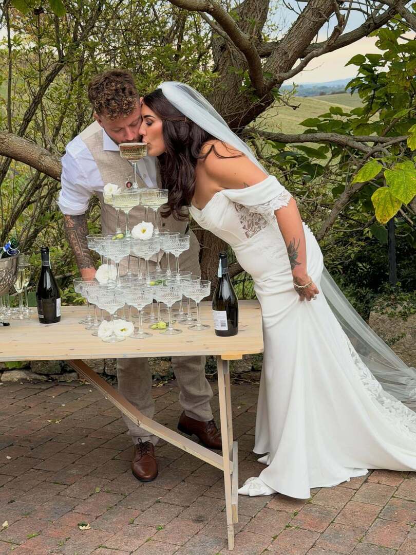 Timothy_Hughes's tweet photo. Kayleigh and Tomโs wedding @deerparkwines #deerparkhall #wedding #weddingday #eckington #pershore #kayleigh #cotswolds #cotswoldwedding #bredon #bredonhill #malvernhills #vineyard #vineyards https://t.co/LAoE50tUqW https://t.co/7LMv10odYU