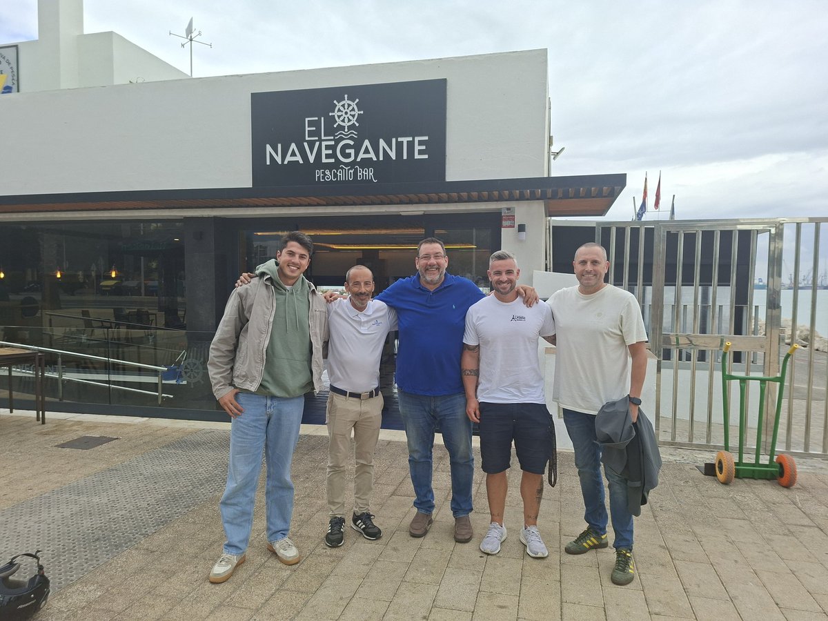 La tertulia de <a href="/canalsurcadiz/">Canalsur Cádiz</a> ahora cada lunes de 13 a 14 horas desde el Restaurante El Navegante. El estreno con el <a href="/Cadiz_CF/">Cádiz Club de Fútbol</a> en puestos de ascenso y con el gran <a href="/AVarela_J/">Alejandro Varela</a>  y los  habituales  <a href="/PepeOrtega___/">Pepe Ortega</a>  <a href="/bubucai/">bubu</a>  y <a href="/AlfonCarbonell/">Alfonso Carbonell Celdrán</a>