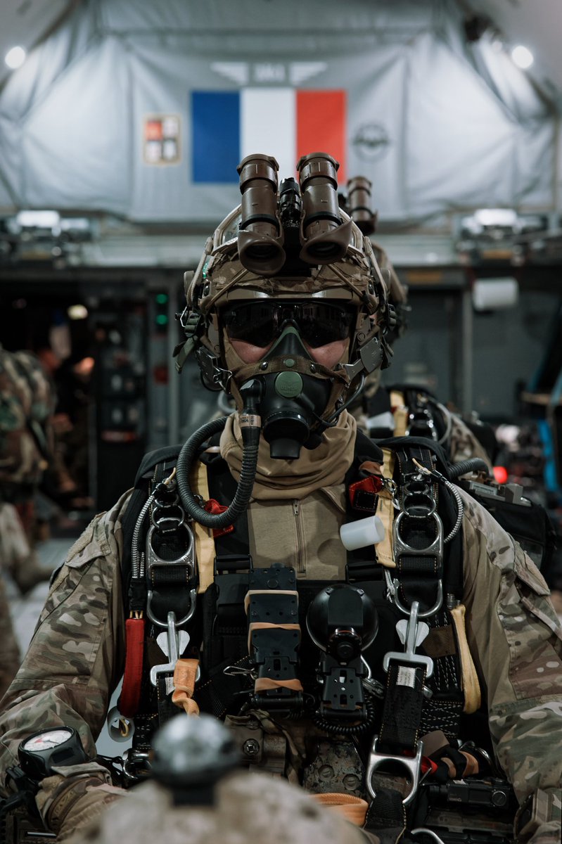 CEMAT_FR's tweet photo. J’ai célébré la Saint Michel à Tarbes, entouré des parachutistes de l’@armeedeterre.

Brigade de l’urgence, la @11eBP est un fer de lance. Elle est accoutumée à l’alerte, au danger, prête à être engagée en premier et à combattre au loin. https://t.co/jMvauHZJeH