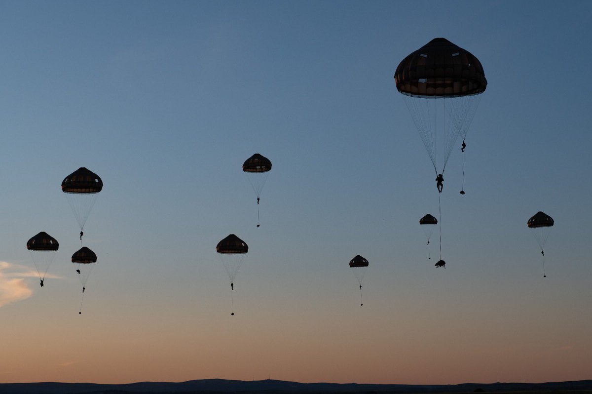 CEMAT_FR's tweet photo. J’ai célébré la Saint Michel à Tarbes, entouré des parachutistes de l’@armeedeterre.

Brigade de l’urgence, la @11eBP est un fer de lance. Elle est accoutumée à l’alerte, au danger, prête à être engagée en premier et à combattre au loin. https://t.co/jMvauHZJeH