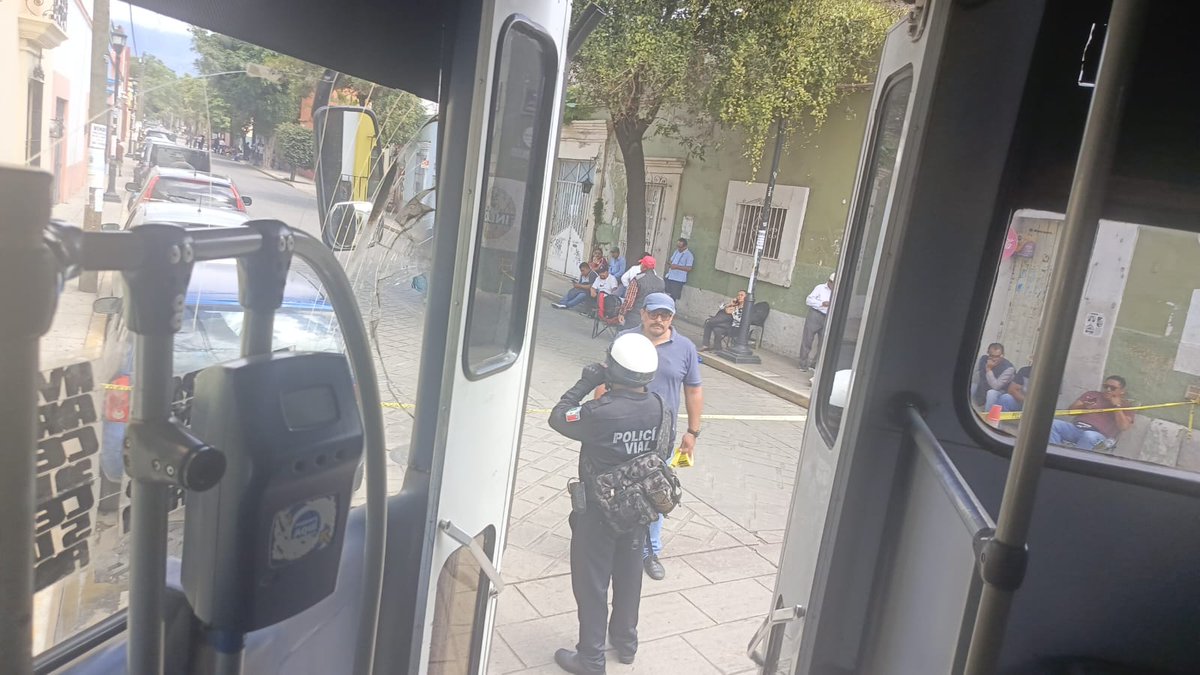 #ReporteVial

Bloqueado Avenida #Juárez a la altura del paseo Juárez #ElLlano frente a las Farmacias del Ahorrro en la ciudad capital de #OaxacadeJuárez. #Oaxaca.
