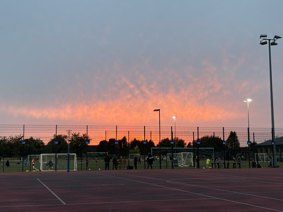 thompsonm_21's tweet photo. The sky tonight at netball #RIPRoscoe https://t.co/Homo0hD0Ij