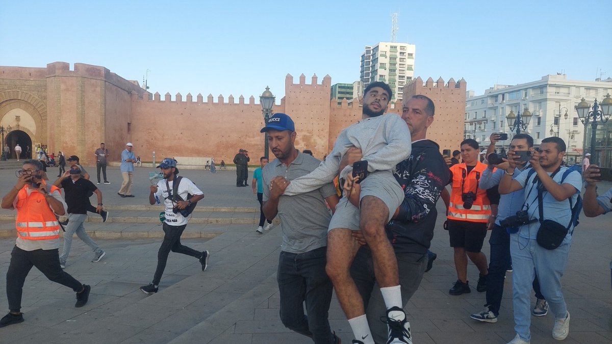 الرباط قبل قليل. ساحة باب الحد. استمرار التوقيفات في صفوف الشباب لليوم الثالث على التوالي.