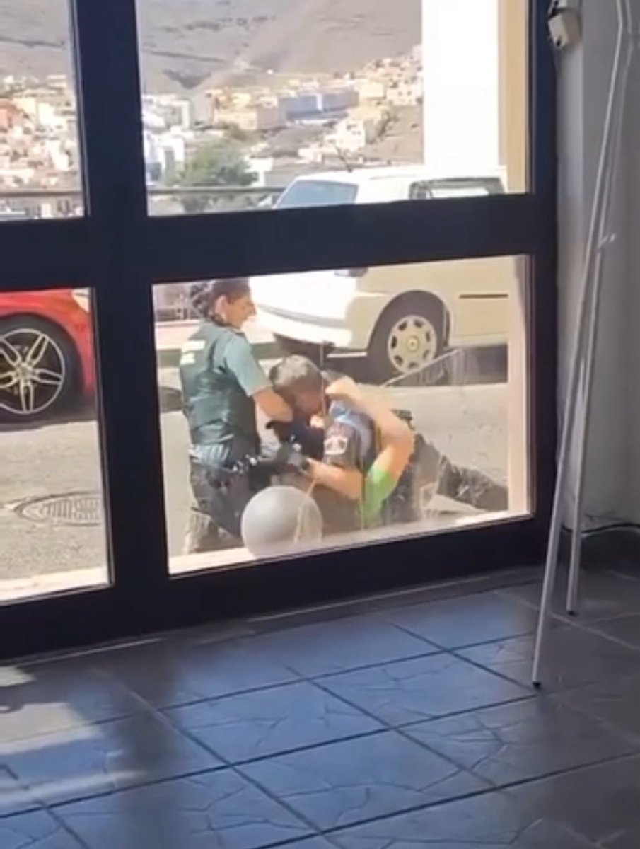 En intervenciones tan importantes como la de la compañera en la Gomera 

🔎 Adivina quién de los dos es profesión de riesgo…🤦🏼‍♀️🤦🏼‍♀️🤦🏼‍♀️🤦🏼‍♀️🤦🏼‍♀️

Vergonzoso, Marlaska. #ProfesiónDeRiesgoYA 
(solución siguiente tuit)👇