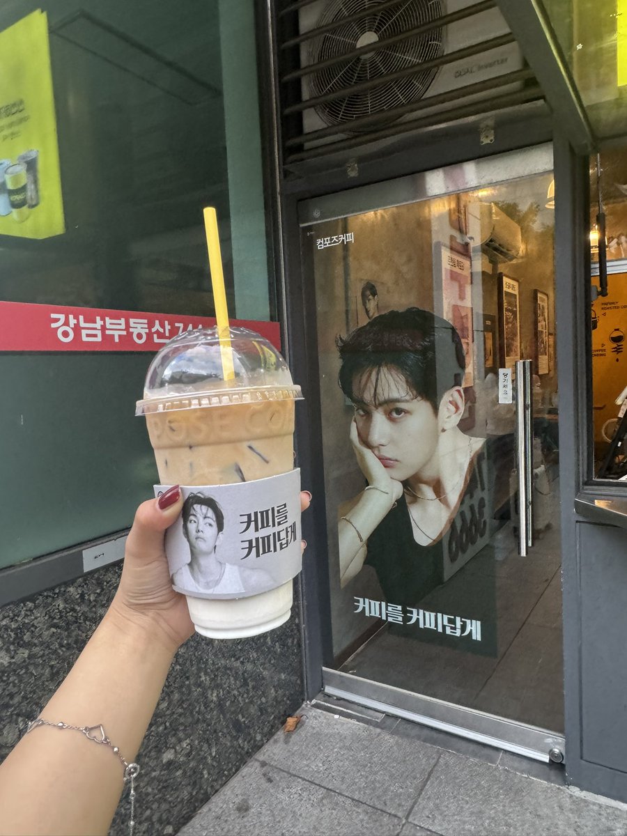 knk_army's tweet photo. 人生二度目の釜山にきてます🇰🇷スリーブがかっこよすぎる😭😭カフェイン過剰摂取中です笑笑 https://t.co/bQs8WUE567