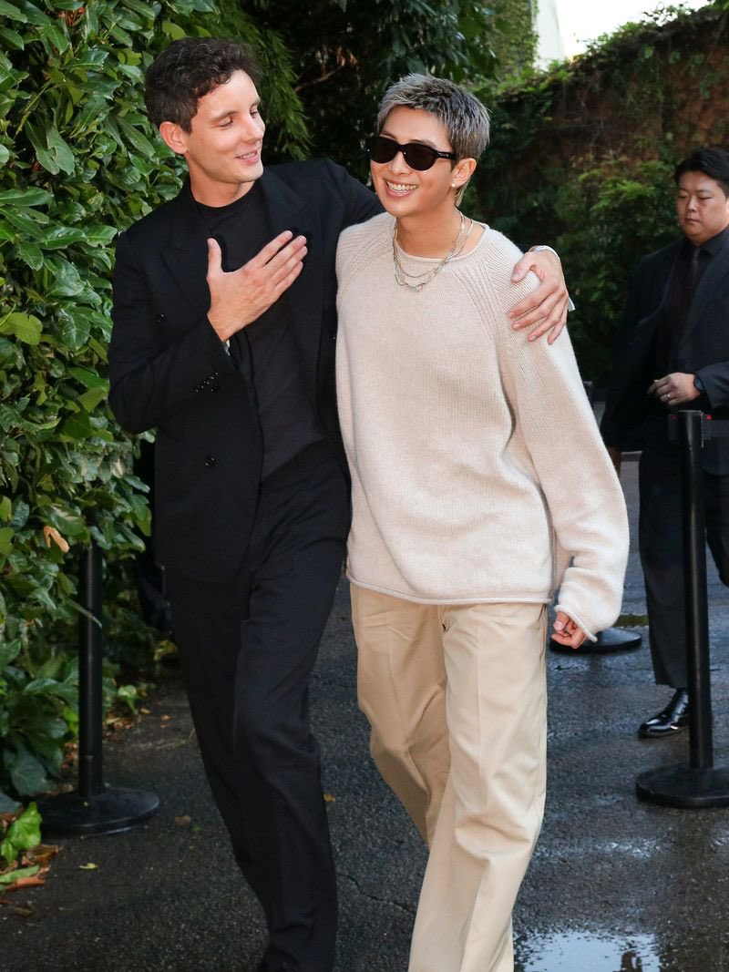 #RM with Thierry Conrad Reutenauer, the global communications director for Bottega Veneta.😎

#RMXBOTTEGAVENΕΤΑ
RM X BOTTEGA VENETA
#RMxMFW25
#BottegaVeneta #MFW