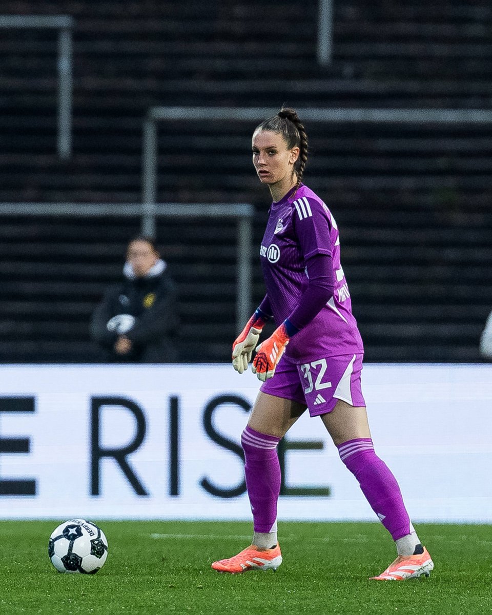 FCBfrauen's tweet photo. Puh, einmal tief durchatmen!
Jasmin #Jabbes taucht nach einem Konter frei vor dem Bayern-Tor auf, Ena #Mahmutovic klärt aber glänzend! 🧤
🏆 #BVBFCB | 0:2 | 60‘ https://t.co/Iht96tO2rG