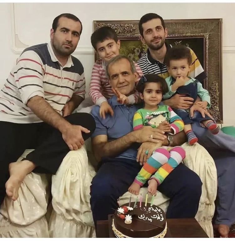 HosainFrouzan's tweet photo. آقای رئیس جمهور تولدتان مبارک. مردم شما را به راستی و درستی می‌شناسند. روزگار سخت و دشواری است. مگذارید نور امیدواری خاموش شود.. https://t.co/WFLoIZNZgQ
