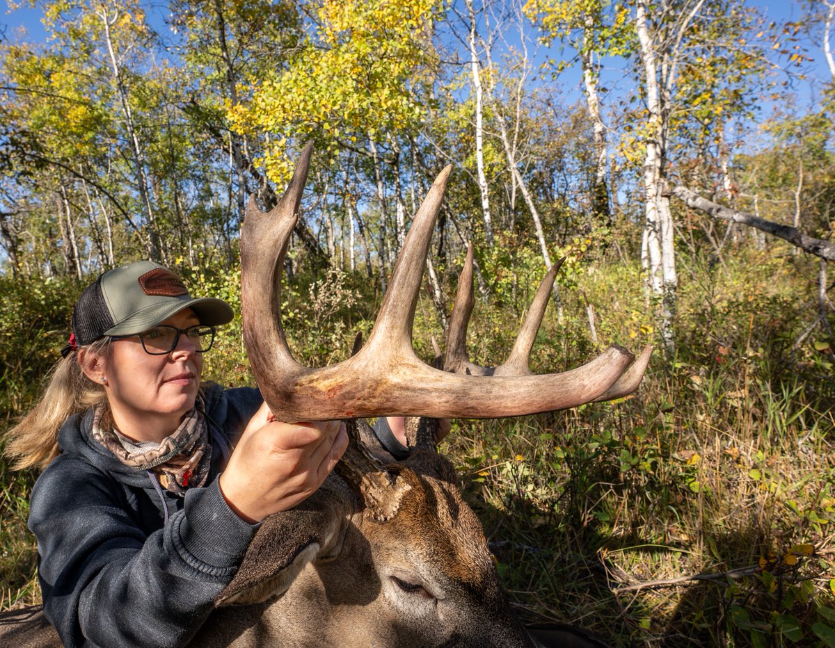 WhitetailDean's tweet photo. 100", 150" or a giant 200" deer- old bucks are just plain tough to land and this old fella with the turkey foot G2 put Rochelle and I through the ringer all September.  A gorgeous deer and another mature buck for a very deserving hunter, congratulations Rochelle! https://t.co/jzfsgSyQcU
