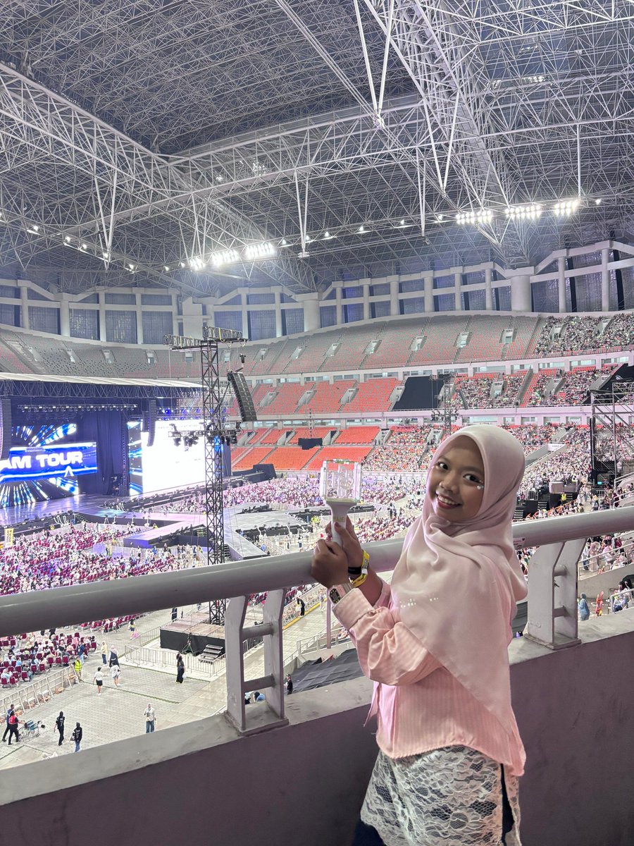 di konser ini feelnya beda, i'm happy, banget malah
tapi thn kmrn ada yg janjiin next konser di temenin, duduk bareng hype bareng, and bbrp hari yg lalu chat kayak gk bikin luka sama sekali

for me, move on ya, ayok buka lembaran baru lagi, wlpn 4thn itu bukan waktu yg singkat :)