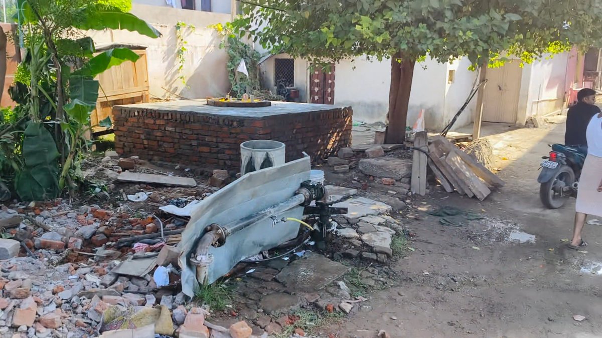 #BreakingNews 
Morena Collector को दिया ज्ञापन 

मुरैना:-  अंबाह में  दोहरी रोड पर डॉ. भीमराव अंबेडकर पार्क के मुख्य द्वार पर 

 धार्मिक  हिंसा भड़काने के उद्देश्य से असामाजिक तत्वों में रात अंधेरे में मंदिर पर स्थापना करदी है ।
 जबकि वहीं पास में पहले से एक पुराना मंदिर स्थित है